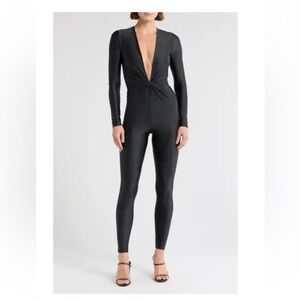 Good American Twisted
Plunge Neck Long Sleeve
Jumpsuit